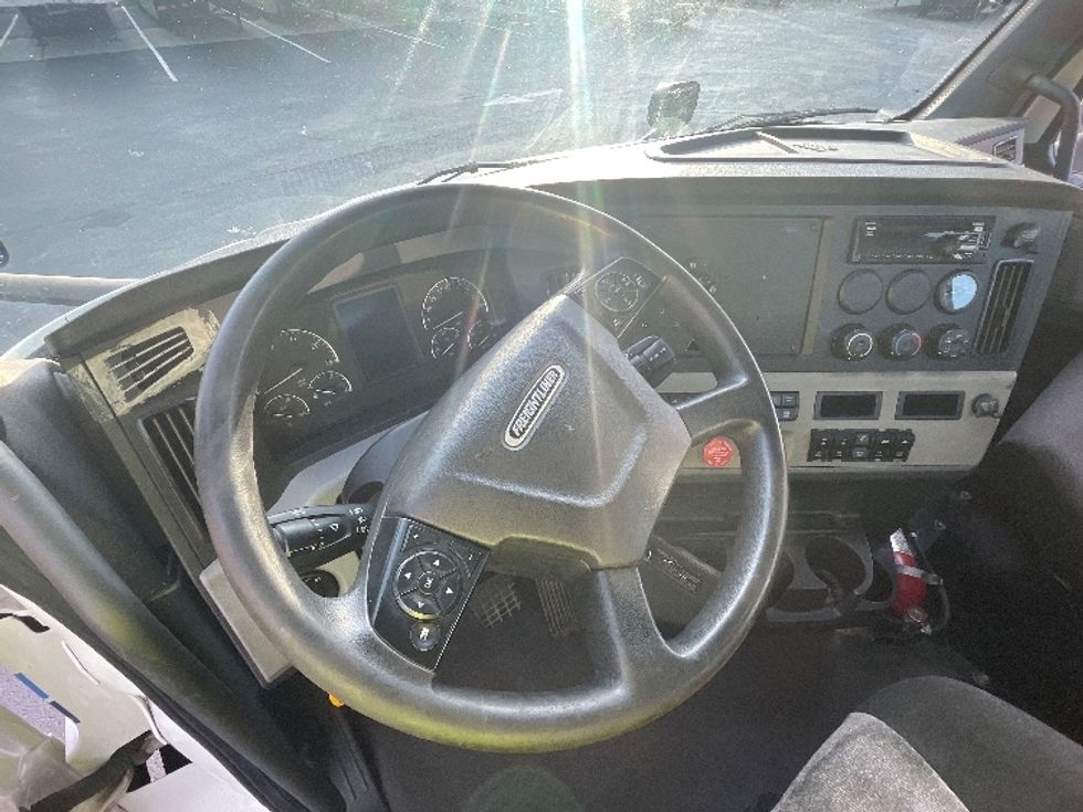 Day Cab Tractor-Heavy Duty Tractors-Freightliner-2019-T11664ST-Cranbury-NJ-628,003\n\t\tmiles-$ 30,750 - Image 10