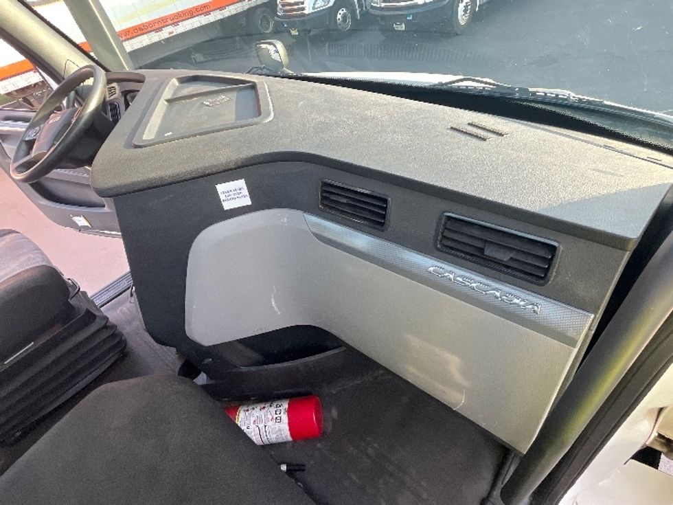 Day Cab Tractor-Heavy Duty Tractors-Freightliner-2019-T11664ST-Cranbury-NJ-628,003\n\t\tmiles-$ 30,750 - Image 12