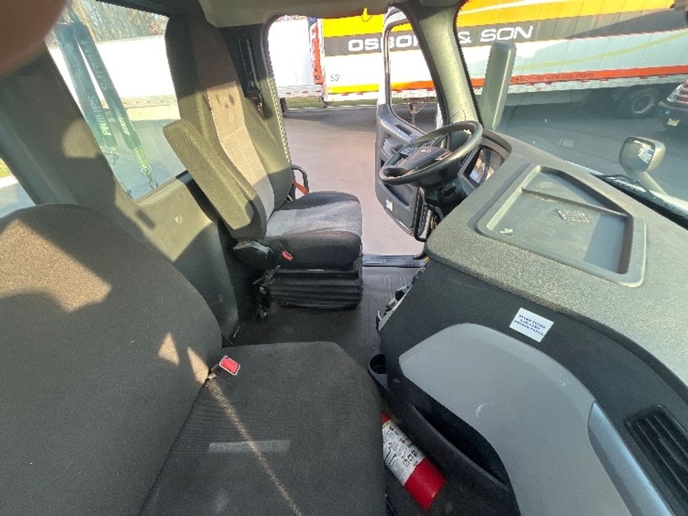 Day Cab Tractor-Heavy Duty Tractors-Freightliner-2019-T11664ST-Cranbury-NJ-628,003\n\t\tmiles-$ 30,750 - Image 13