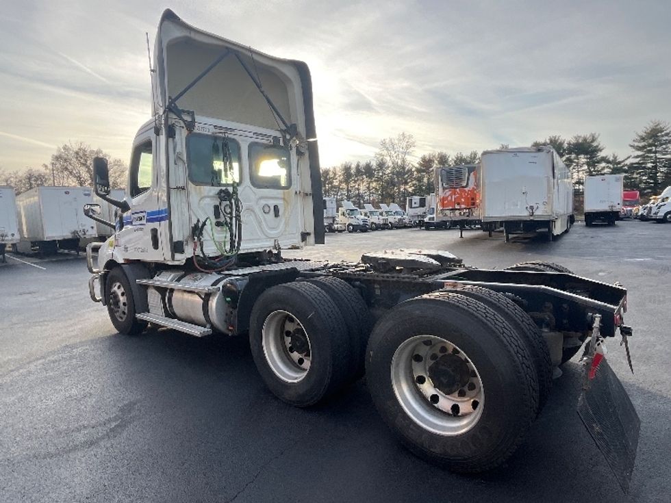 Day Cab Tractor-Heavy Duty Tractors-Freightliner-2019-T11664ST-Cranbury-NJ-628,003\n\t\tmiles-$ 30,750 - Image 5