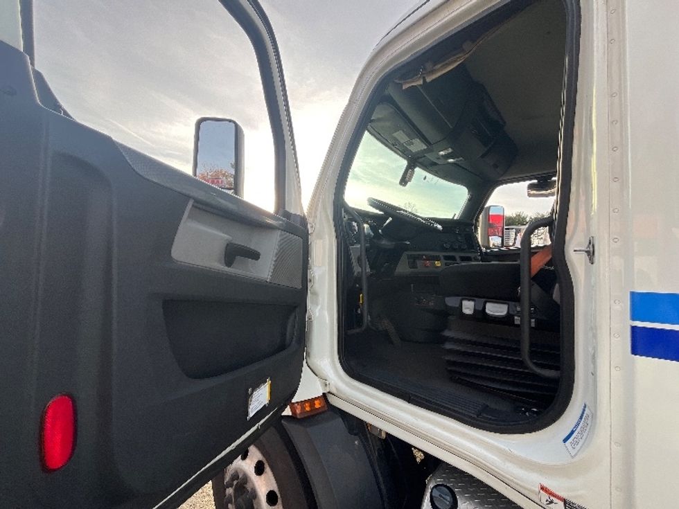 Day Cab Tractor-Heavy Duty Tractors-Freightliner-2019-T11664ST-Cranbury-NJ-628,003\n\t\tmiles-$ 30,750 - Image 9