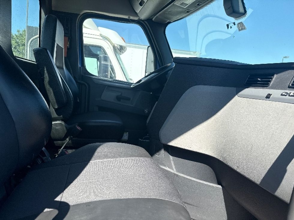 Day Cab Tractor-Heavy Duty Tractors-Freightliner-2019-T11664ST-Dallas-TX-167,049\n\t\tmiles-$ 59,000 - Image 14