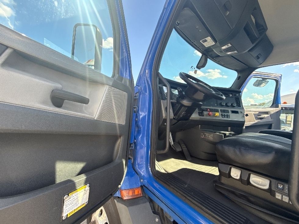 Day Cab Tractor-Heavy Duty Tractors-Freightliner-2019-T11664ST-Dallas-TX-167,049\n\t\tmiles-$ 59,000 - Image 9