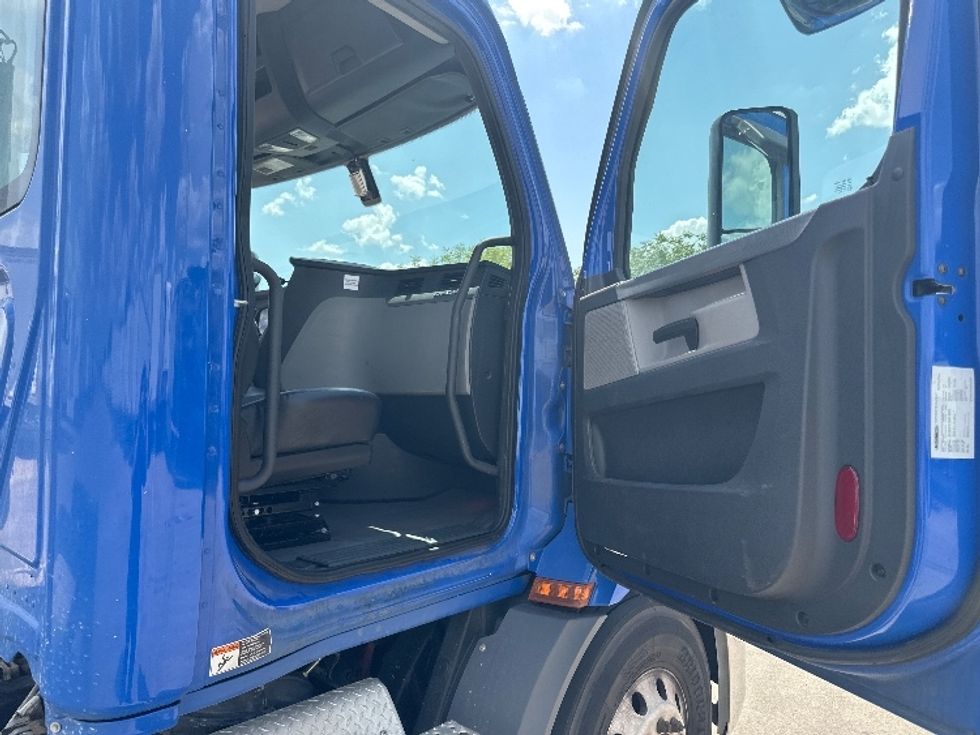 Day Cab Tractor-Heavy Duty Tractors-Freightliner-2019-T11664ST-Dallas-TX-186,045\n\t\tmiles-$ 61,000 - Image 12