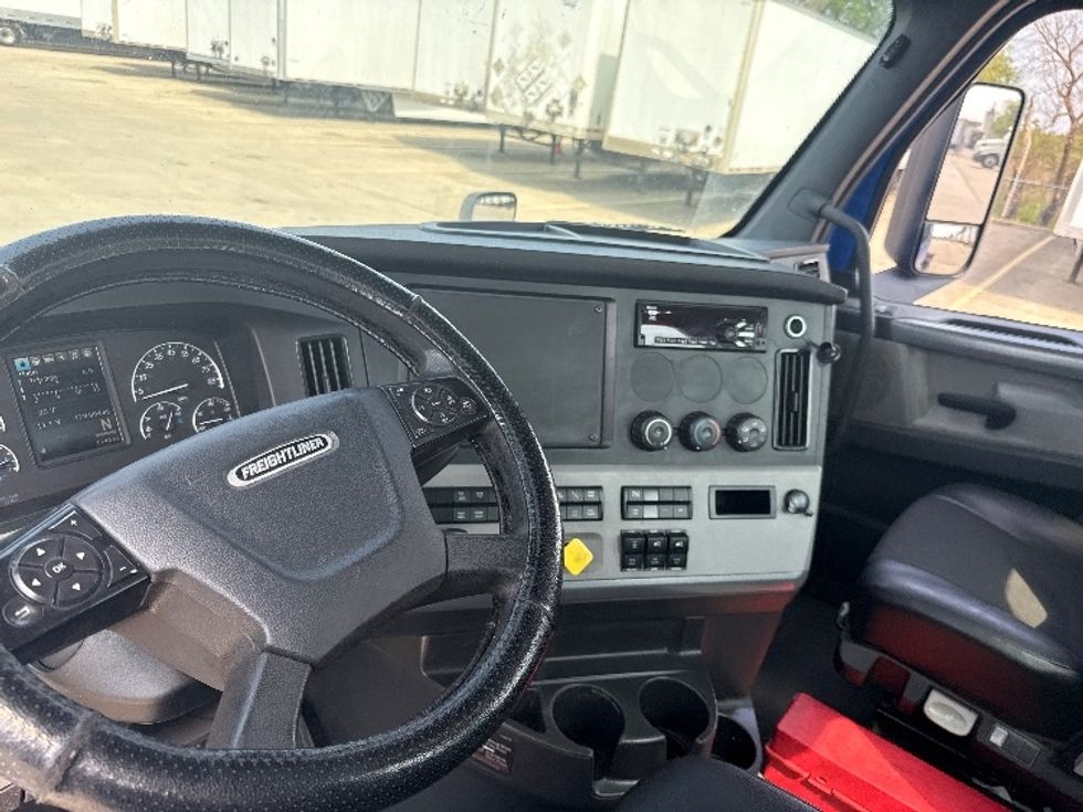Day Cab Tractor-Heavy Duty Tractors-Freightliner-2019-T11664ST-Dallas-TX-186,045\n\t\tmiles-$ 61,000 - Image 14