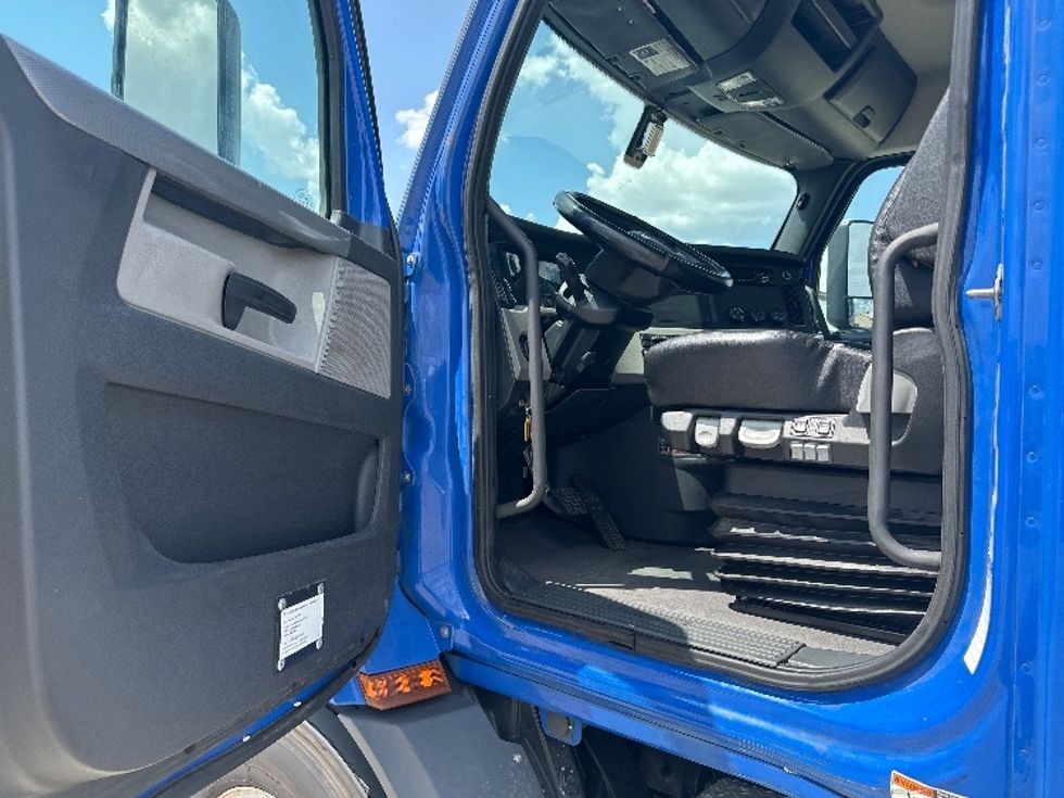 Day Cab Tractor-Heavy Duty Tractors-Freightliner-2019-T11664ST-Dallas-TX-186,045\n\t\tmiles-$ 61,000 - Image 9