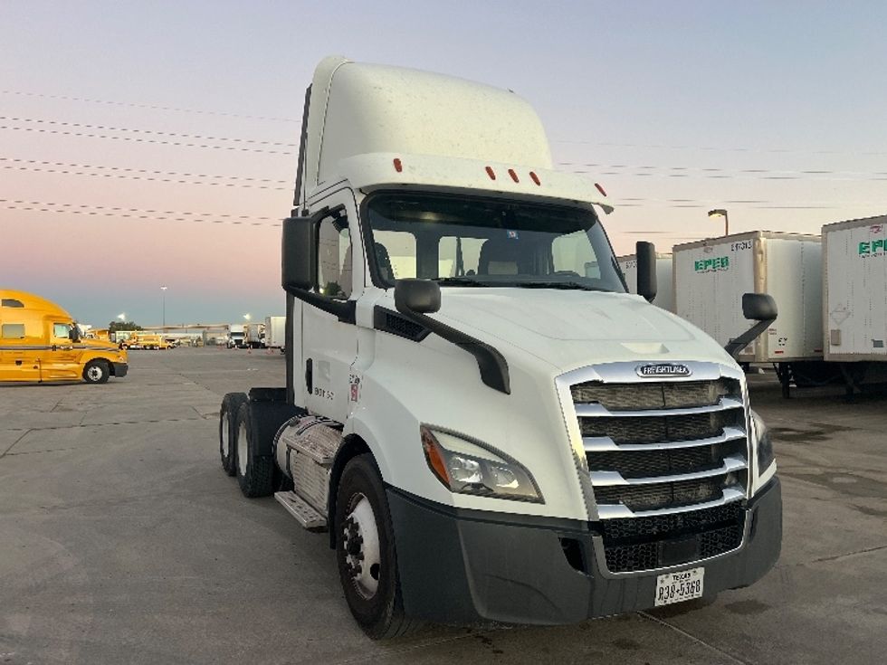 Day Cab Tractor-Heavy Duty Tractors-Freightliner-2019-T11664ST-Dallas-TX-290,635\n\t\tmiles-$ 65,250 - Image 1