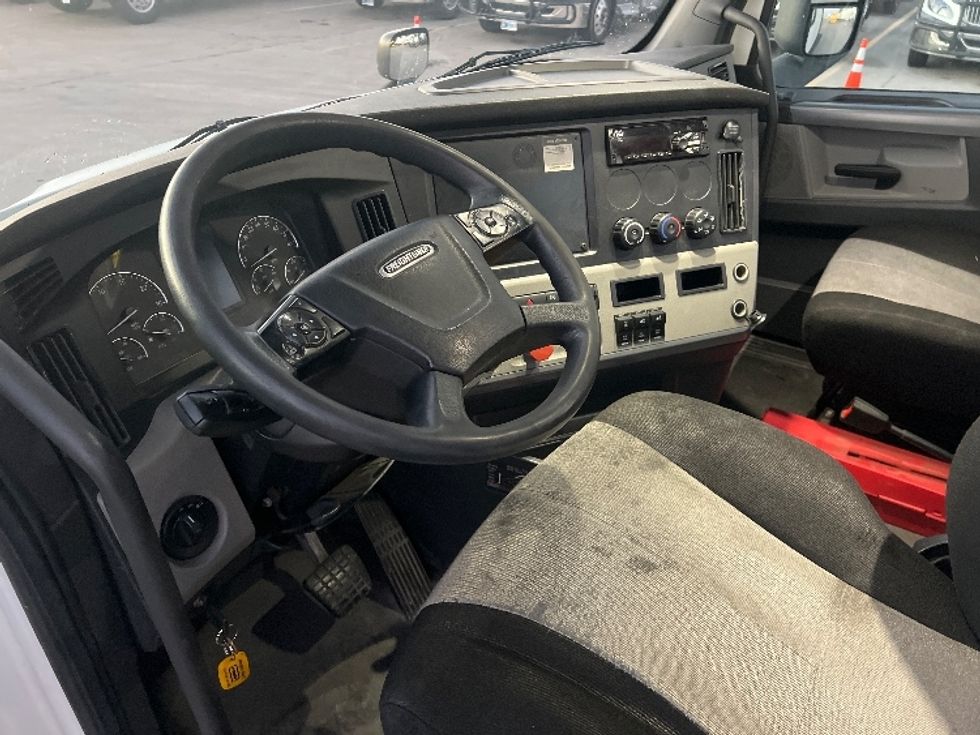 Day Cab Tractor-Heavy Duty Tractors-Freightliner-2019-T11664ST-Dallas-TX-290,635\n\t\tmiles-$ 65,250 - Image 9