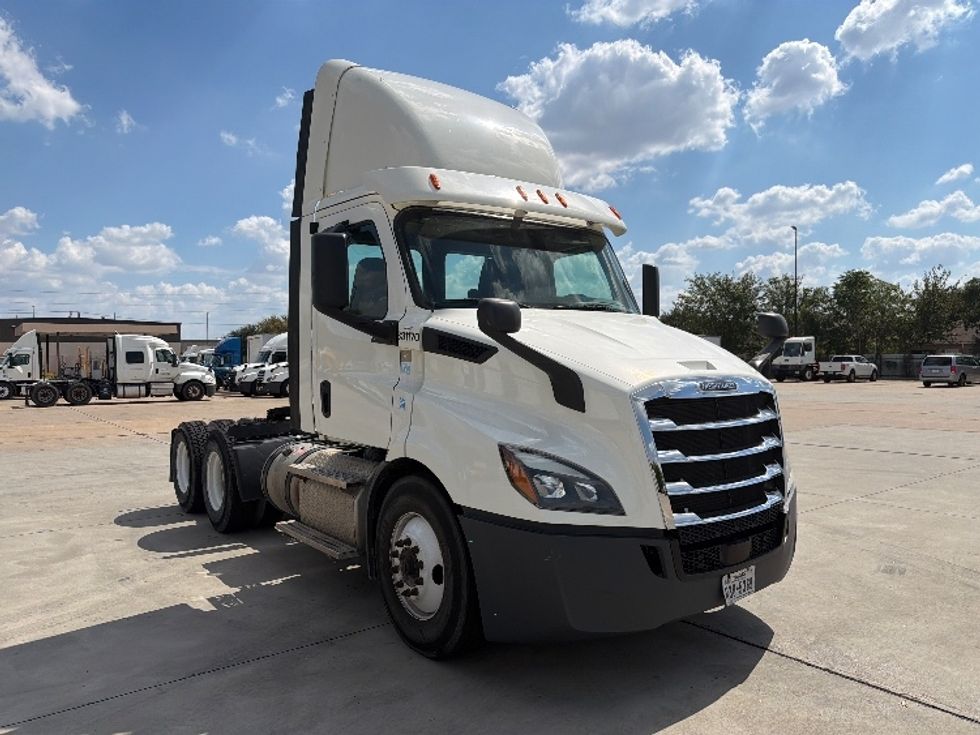 Day Cab Tractor-Heavy Duty Tractors-Freightliner-2019-T11664ST-Dallas-TX-307,753\n\t\tmiles-$ 49,250 - Image 1