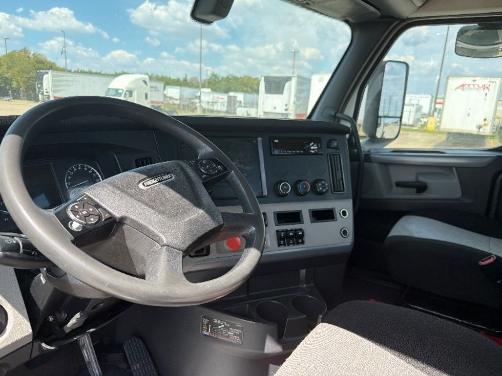 Day Cab Tractor-Heavy Duty Tractors-Freightliner-2019-T11664ST-Dallas-TX-307,753\n\t\tmiles-$ 49,250 - Image 10