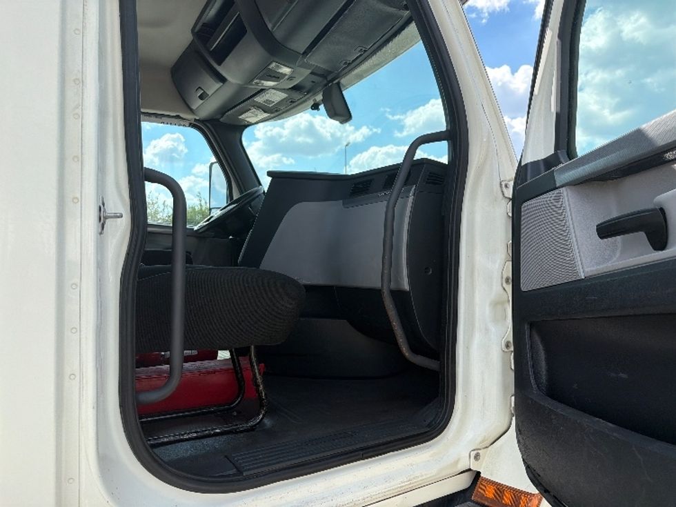 Day Cab Tractor-Heavy Duty Tractors-Freightliner-2019-T11664ST-Dallas-TX-307,753\n\t\tmiles-$ 49,250 - Image 12