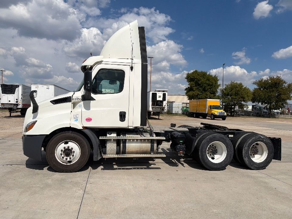 Day Cab Tractor-Heavy Duty Tractors-Freightliner-2019-T11664ST-Dallas-TX-307,753\n\t\tmiles-$ 49,250 - Image 4