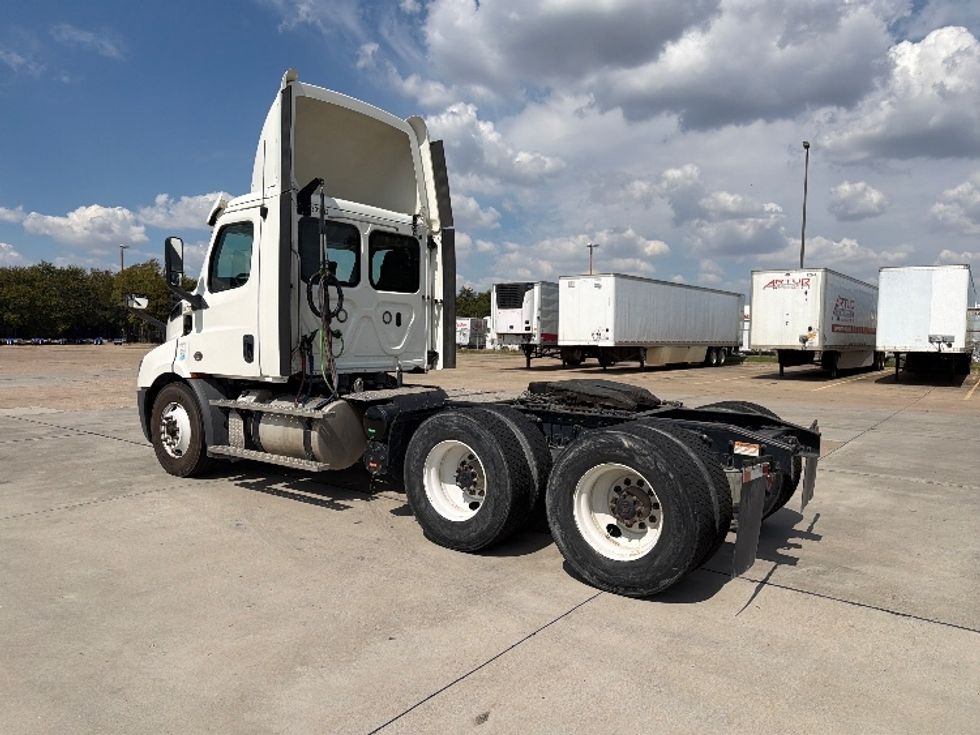 Day Cab Tractor-Heavy Duty Tractors-Freightliner-2019-T11664ST-Dallas-TX-307,753\n\t\tmiles-$ 49,250 - Image 5