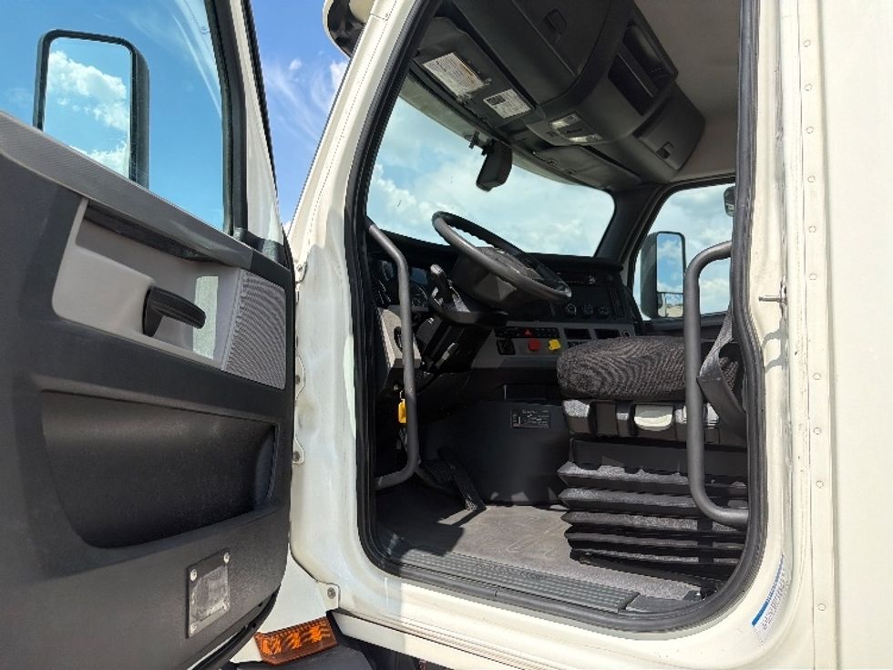 Day Cab Tractor-Heavy Duty Tractors-Freightliner-2019-T11664ST-Dallas-TX-307,753\n\t\tmiles-$ 49,250 - Image 9