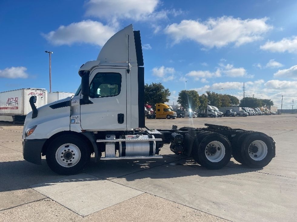 Day Cab Tractor-Heavy Duty Tractors-Freightliner-2019-T11664ST-Dallas-TX-309,759\n\t\tmiles-$ 49,250 - Image 4