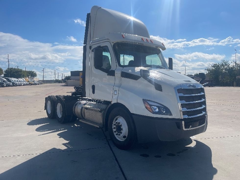 Day Cab Tractor-Heavy Duty Tractors-Freightliner-2019-T11664ST-Dallas-TX-321,870\n\t\tmiles-$ 44,250 - Image 1