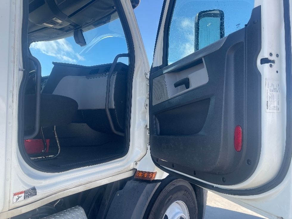 Day Cab Tractor-Heavy Duty Tractors-Freightliner-2019-T11664ST-Dallas-TX-321,870\n\t\tmiles-$ 44,250 - Image 12
