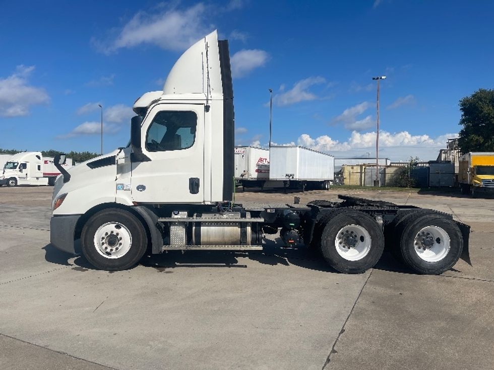 Day Cab Tractor-Heavy Duty Tractors-Freightliner-2019-T11664ST-Dallas-TX-321,870\n\t\tmiles-$ 44,250 - Image 4