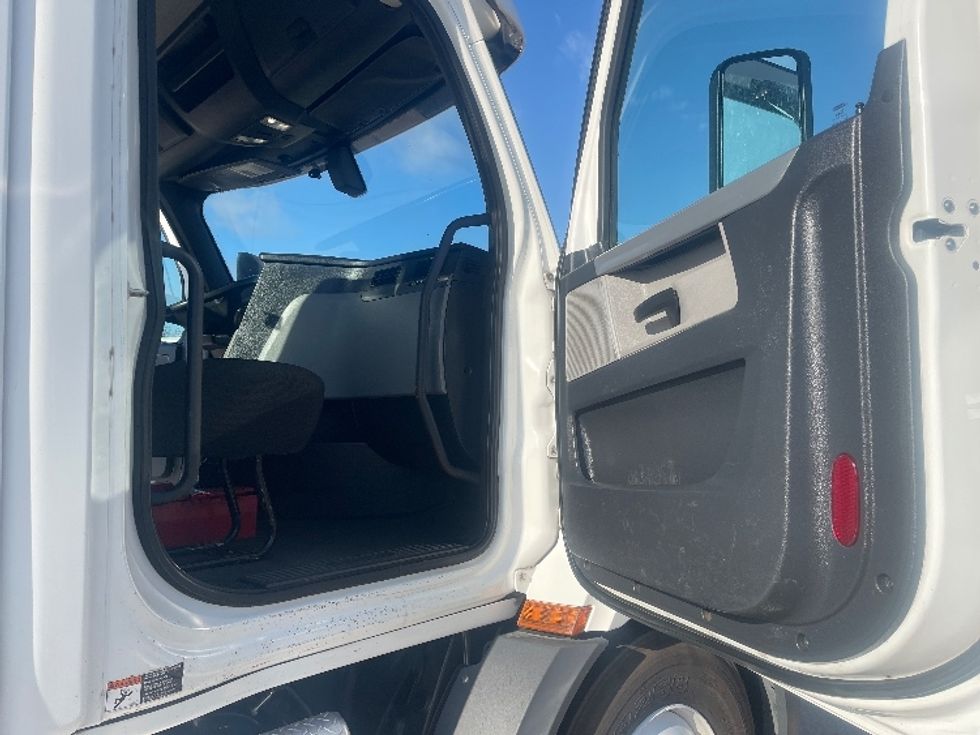 Day Cab Tractor-Heavy Duty Tractors-Freightliner-2019-T11664ST-Dallas-TX-350,883\n\t\tmiles-$ 46,750 - Image 12