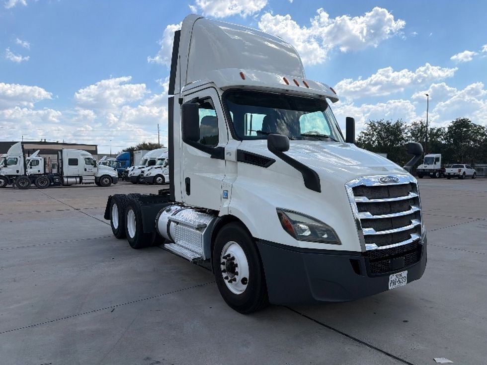 Day Cab Tractor-Heavy Duty Tractors-Freightliner-2019-T11664ST-Dallas-TX-403,720\n\t\tmiles-$ 43,750 - Image 1