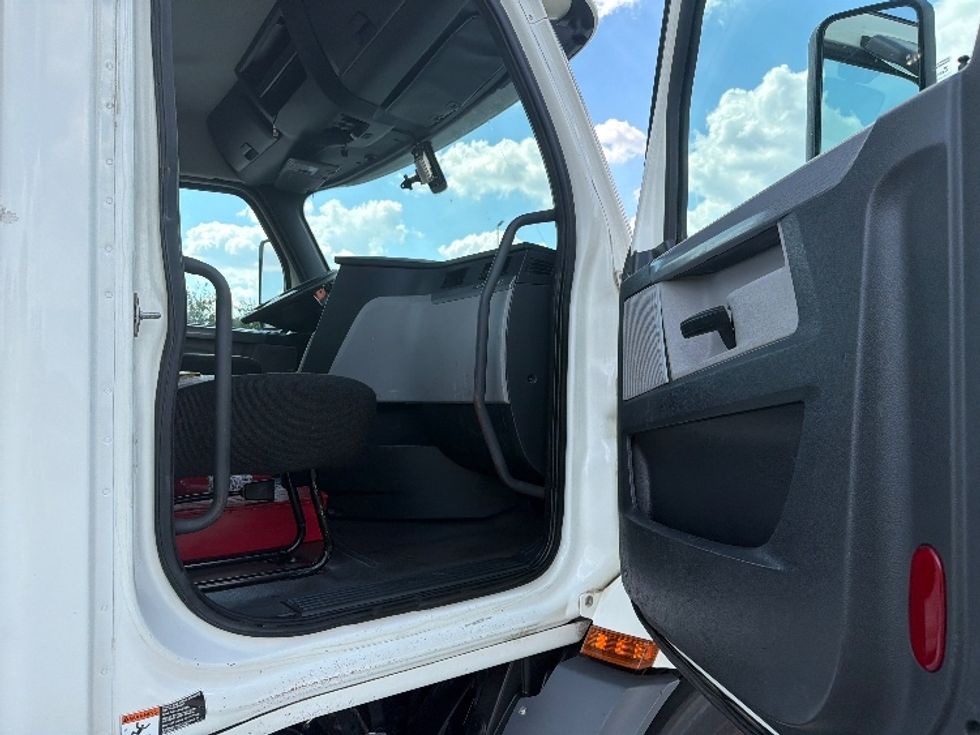 Day Cab Tractor-Heavy Duty Tractors-Freightliner-2019-T11664ST-Dallas-TX-403,720\n\t\tmiles-$ 43,750 - Image 12