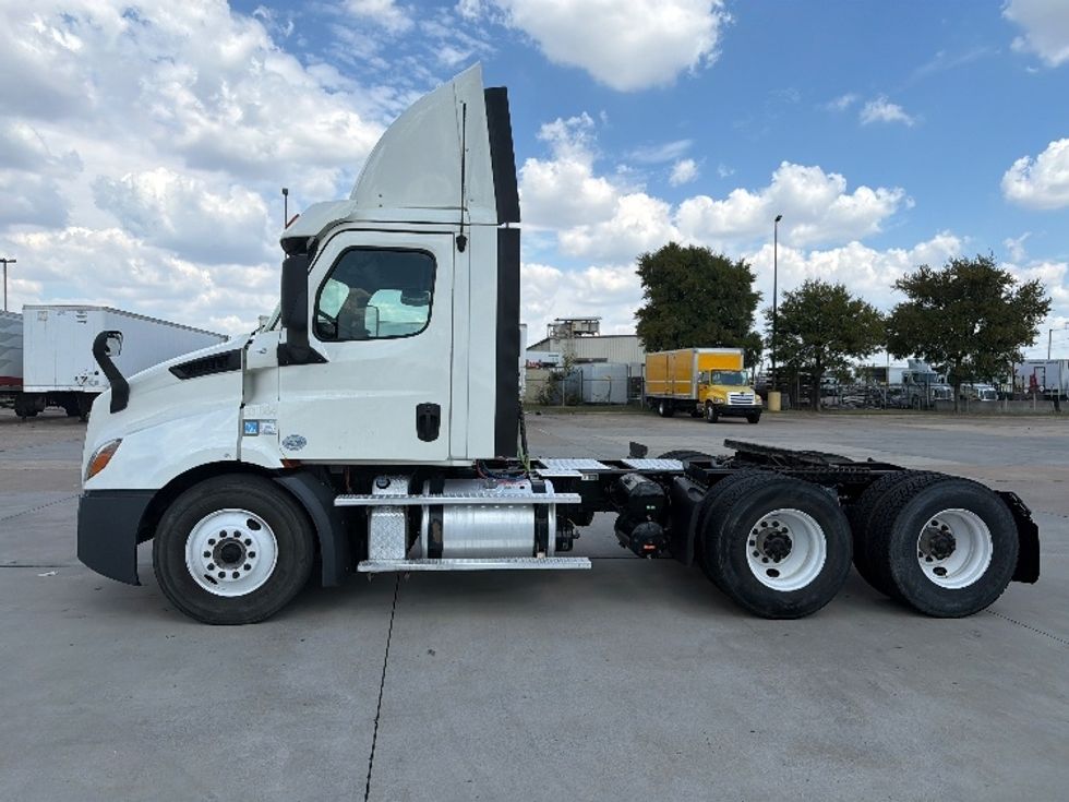 Day Cab Tractor-Heavy Duty Tractors-Freightliner-2019-T11664ST-Dallas-TX-403,720\n\t\tmiles-$ 43,750 - Image 4