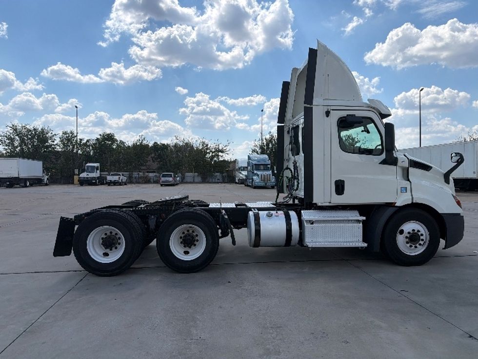 Day Cab Tractor-Heavy Duty Tractors-Freightliner-2019-T11664ST-Dallas-TX-403,720\n\t\tmiles-$ 43,750 - Image 8