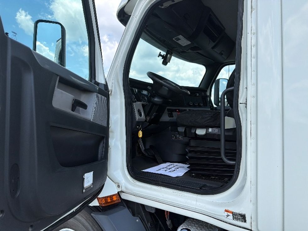 Day Cab Tractor-Heavy Duty Tractors-Freightliner-2019-T11664ST-Dallas-TX-403,720\n\t\tmiles-$ 43,750 - Image 9