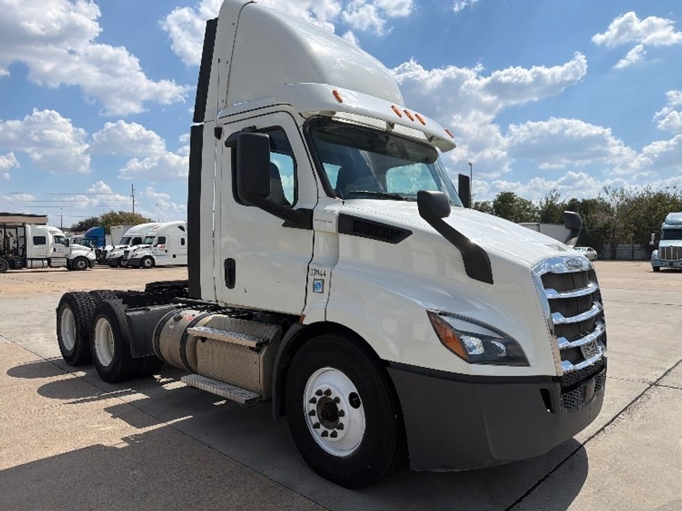 Day Cab Tractor-Heavy Duty Tractors-Freightliner-2019-T11664ST-Dallas-TX-427,252\n\t\tmiles-$ 42,250 - Image 1