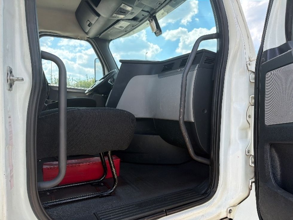 Day Cab Tractor-Heavy Duty Tractors-Freightliner-2019-T11664ST-Dallas-TX-427,252\n\t\tmiles-$ 42,250 - Image 12