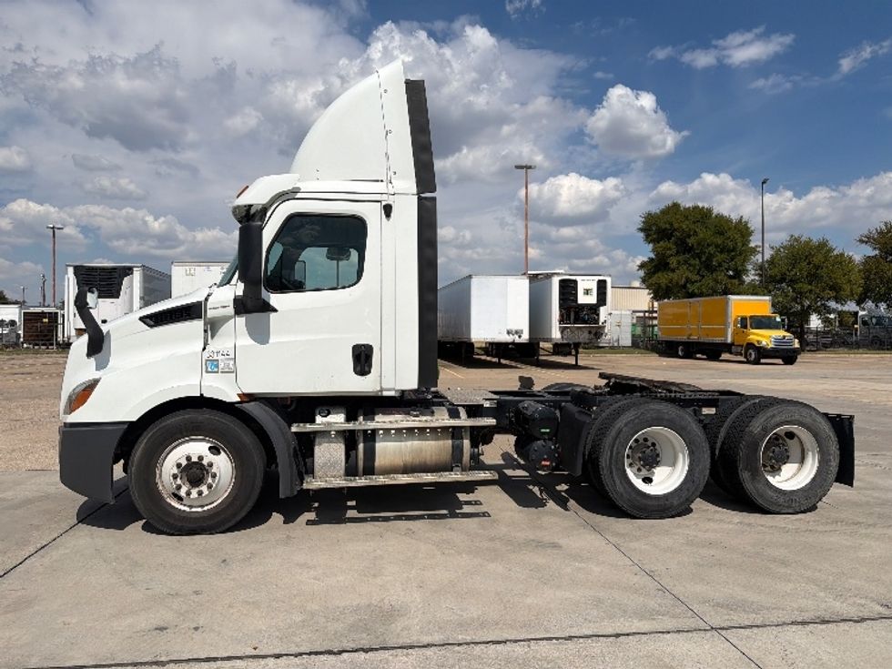 Day Cab Tractor-Heavy Duty Tractors-Freightliner-2019-T11664ST-Dallas-TX-427,252\n\t\tmiles-$ 42,250 - Image 4