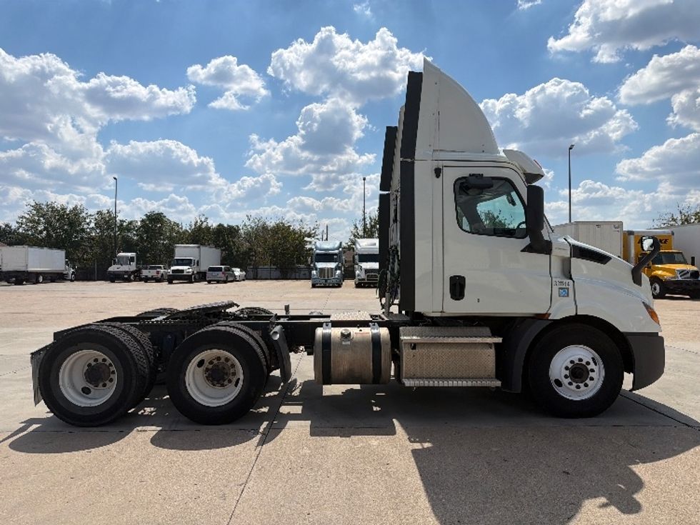 Day Cab Tractor-Heavy Duty Tractors-Freightliner-2019-T11664ST-Dallas-TX-427,252\n\t\tmiles-$ 42,250 - Image 8