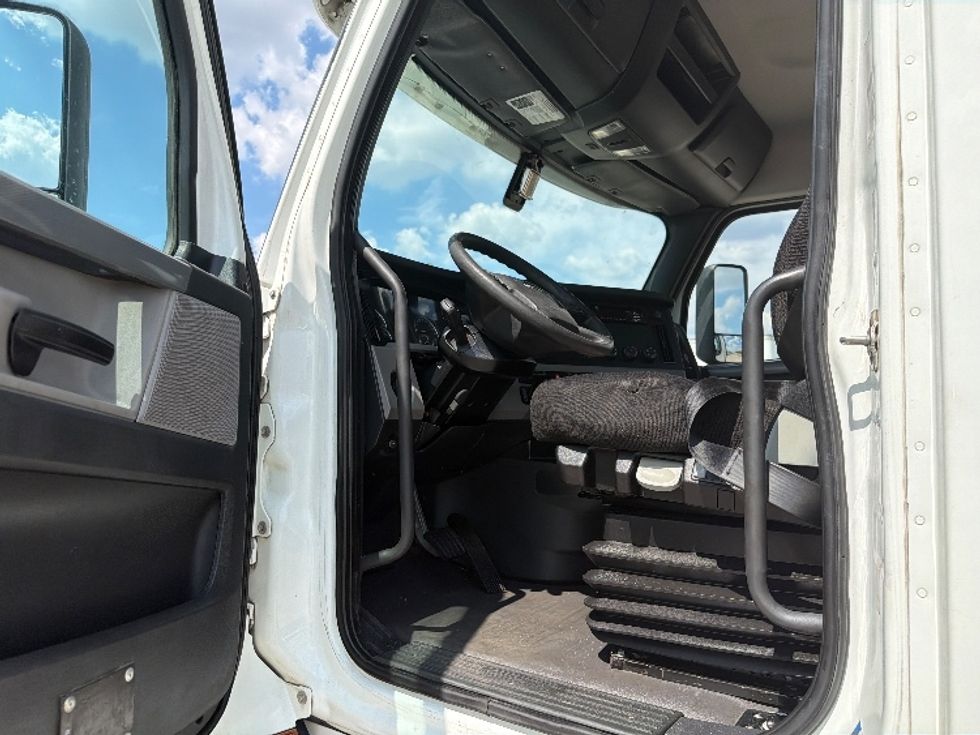 Day Cab Tractor-Heavy Duty Tractors-Freightliner-2019-T11664ST-Dallas-TX-427,252\n\t\tmiles-$ 42,250 - Image 9