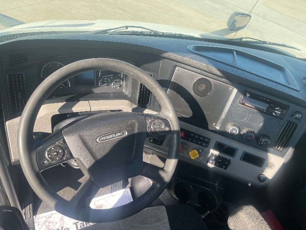 Day Cab Tractor-Heavy Duty Tractors-Freightliner-2019-T11664ST-Dallas-TX-431,200\n\t\tmiles-$ 42,000 - Image 11