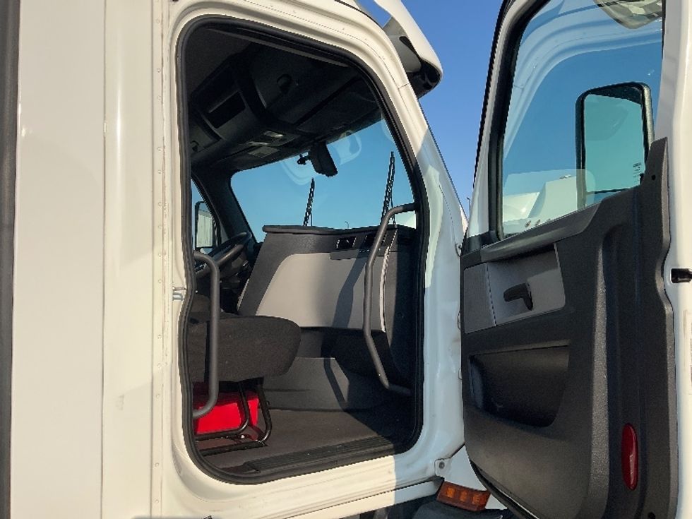Day Cab Tractor-Heavy Duty Tractors-Freightliner-2019-T11664ST-Dallas-TX-431,200\n\t\tmiles-$ 42,000 - Image 12