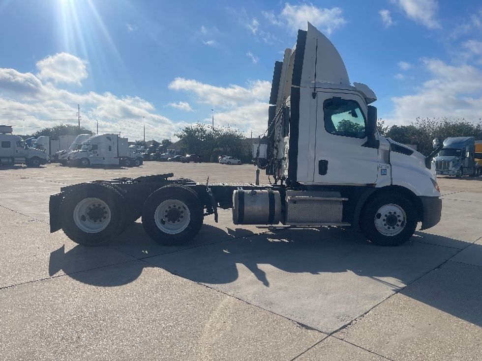 Day Cab Tractor-Heavy Duty Tractors-Freightliner-2019-T11664ST-Dallas-TX-431,200\n\t\tmiles-$ 42,000 - Image 8