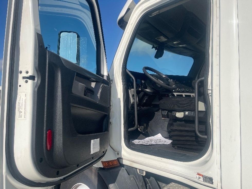 Day Cab Tractor-Heavy Duty Tractors-Freightliner-2019-T11664ST-Dallas-TX-431,200\n\t\tmiles-$ 42,000 - Image 9