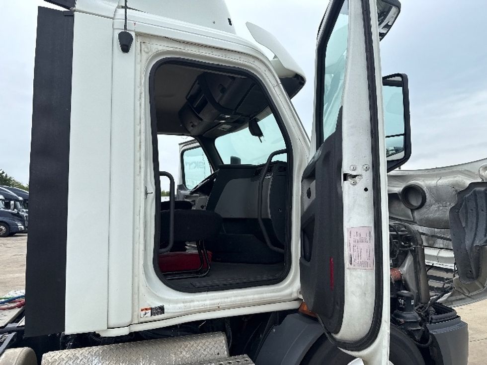 Day Cab Tractor-Heavy Duty Tractors-Freightliner-2019-T11664ST-Dallas-TX-435,958\n\t\tmiles-$ 45,000 - Image 12