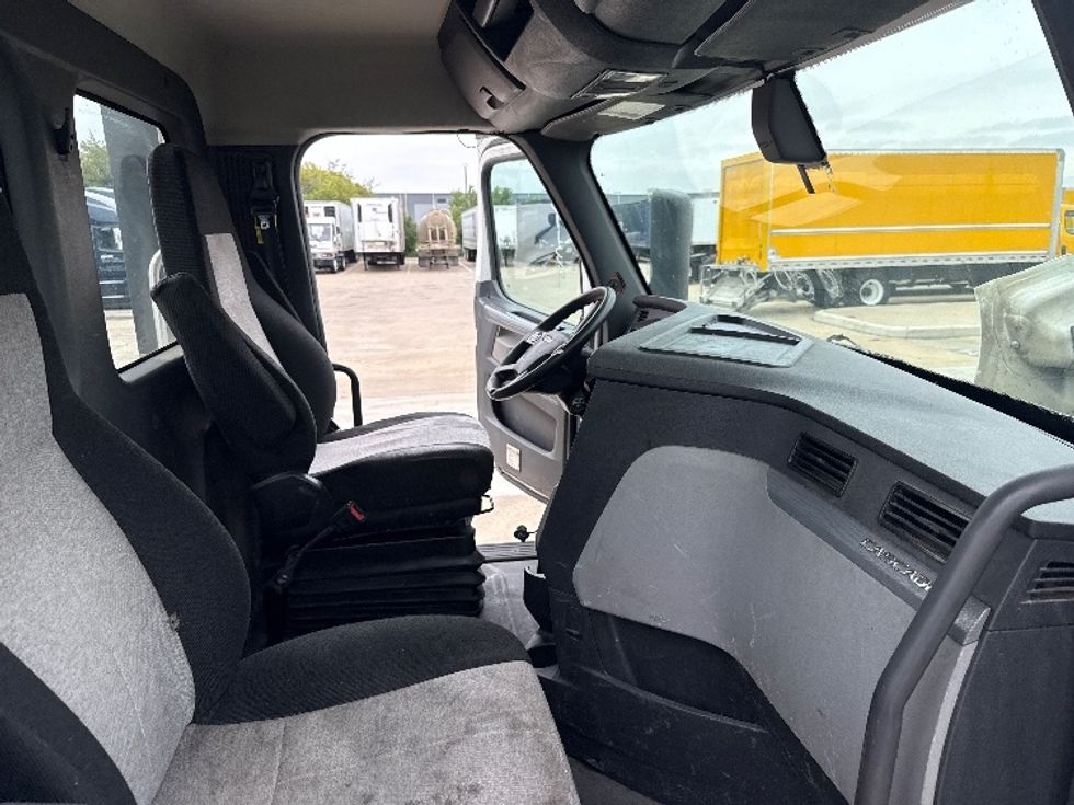 Day Cab Tractor-Heavy Duty Tractors-Freightliner-2019-T11664ST-Dallas-TX-435,958\n\t\tmiles-$ 45,000 - Image 14