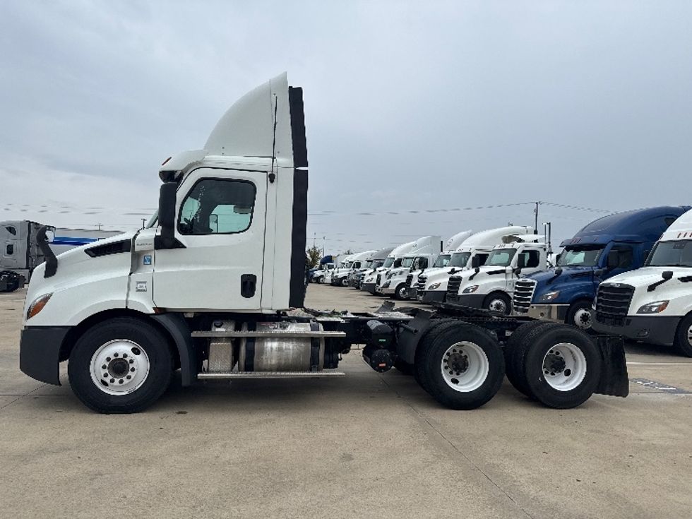 Day Cab Tractor-Heavy Duty Tractors-Freightliner-2019-T11664ST-Dallas-TX-435,958\n\t\tmiles-$ 45,000 - Image 4