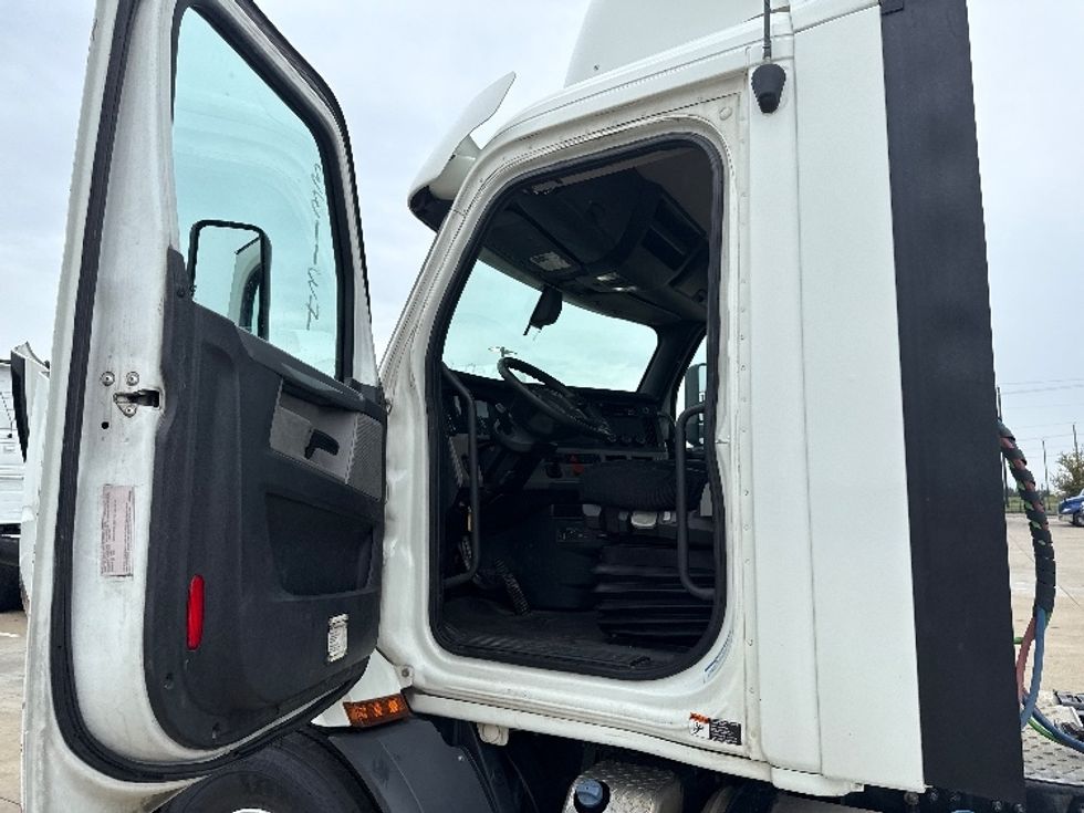 Day Cab Tractor-Heavy Duty Tractors-Freightliner-2019-T11664ST-Dallas-TX-435,958\n\t\tmiles-$ 45,000 - Image 9