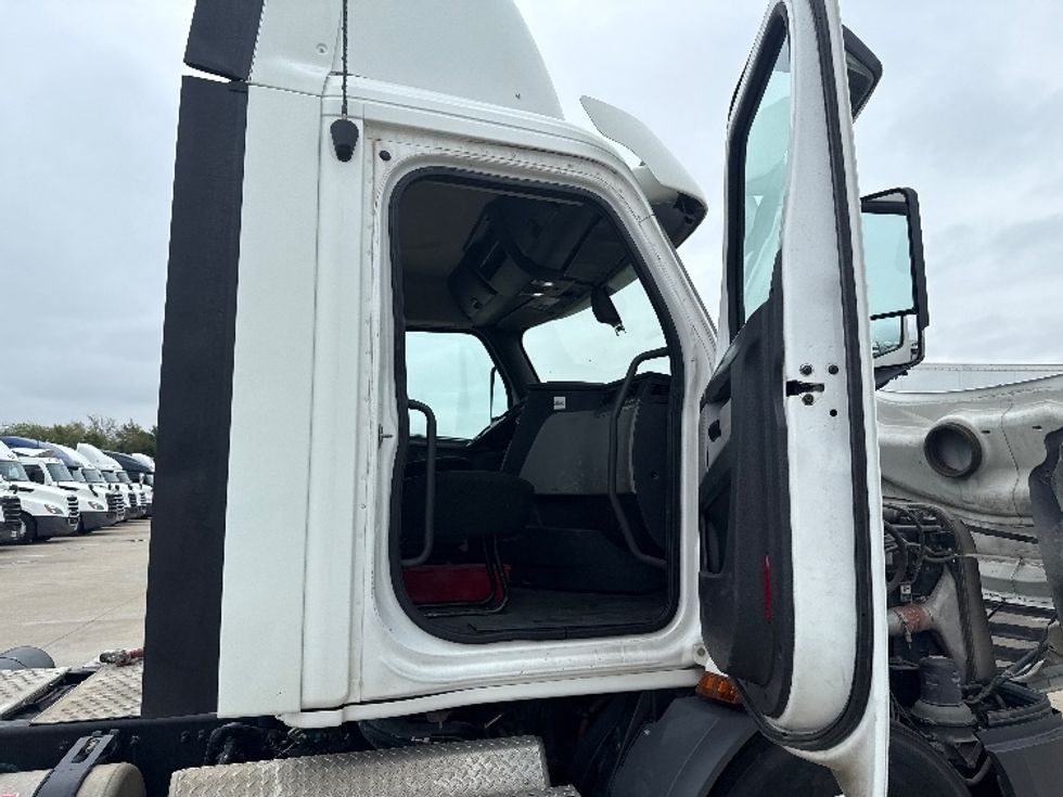 Day Cab Tractor-Heavy Duty Tractors-Freightliner-2019-T11664ST-Dallas-TX-444,978\n\t\tmiles-$ 41,250 - Image 12