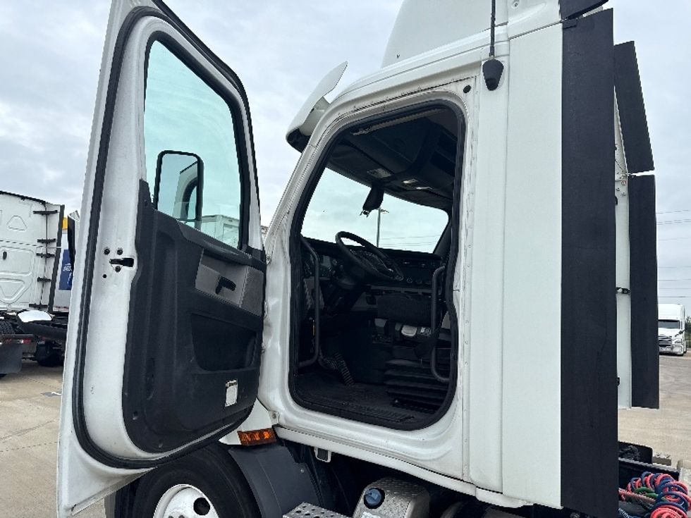 Day Cab Tractor-Heavy Duty Tractors-Freightliner-2019-T11664ST-Dallas-TX-444,978\n\t\tmiles-$ 41,250 - Image 9