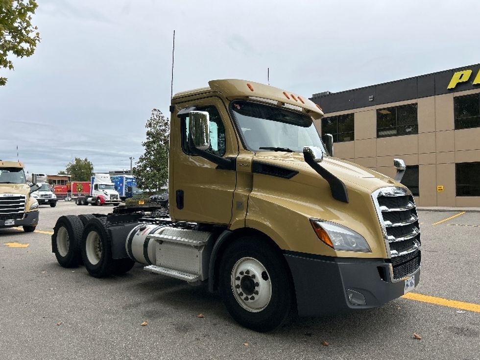 Day Cab Tractor-Heavy Duty Tractors-Freightliner-2019-T11664ST-Delta-BC-344,970\n\t\tkm-$ 63,000 - Image 1