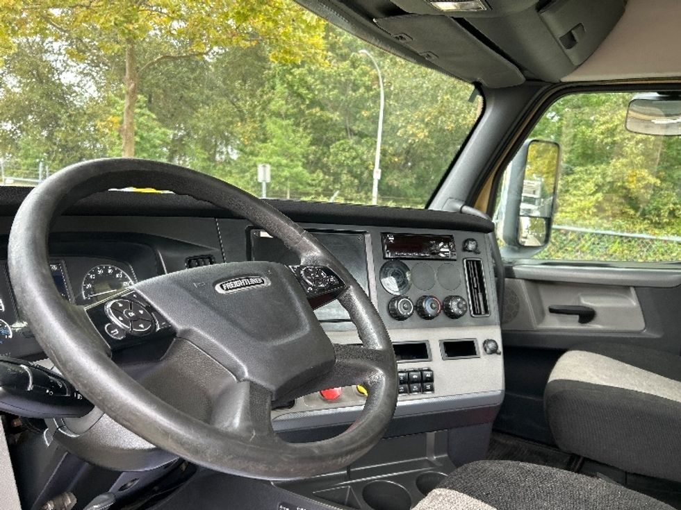 Day Cab Tractor-Heavy Duty Tractors-Freightliner-2019-T11664ST-Delta-BC-344,970\n\t\tkm-$ 63,000 - Image 10