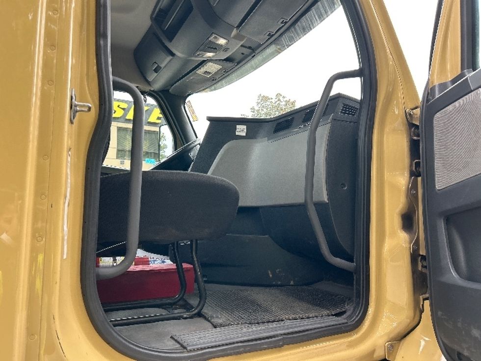 Day Cab Tractor-Heavy Duty Tractors-Freightliner-2019-T11664ST-Delta-BC-344,970\n\t\tkm-$ 63,000 - Image 12