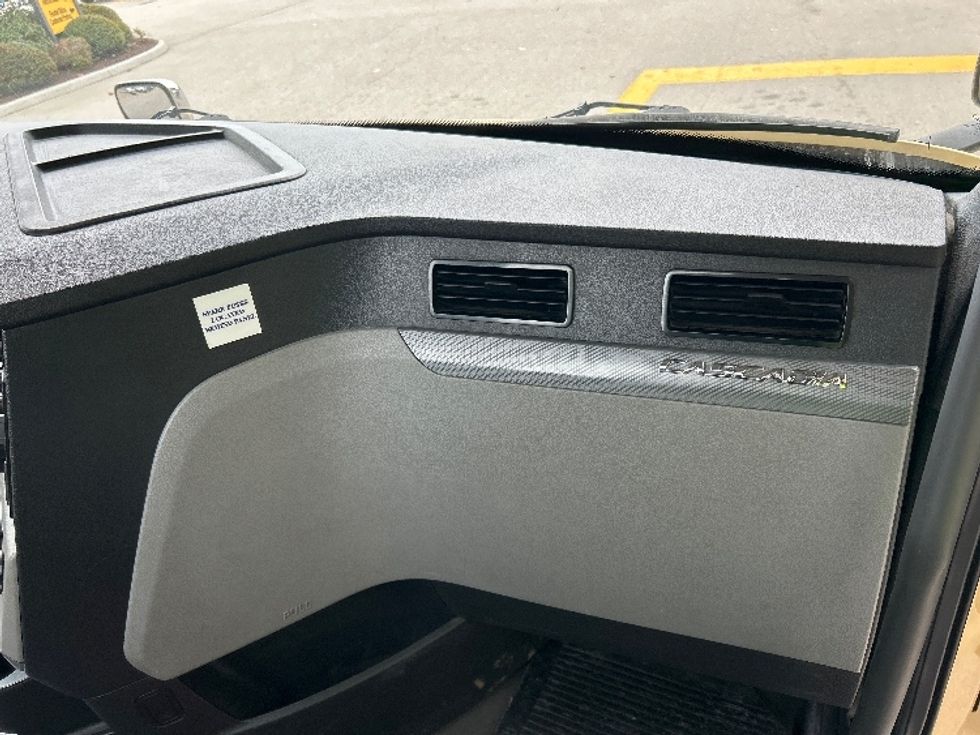 Day Cab Tractor-Heavy Duty Tractors-Freightliner-2019-T11664ST-Delta-BC-344,970\n\t\tkm-$ 63,000 - Image 13