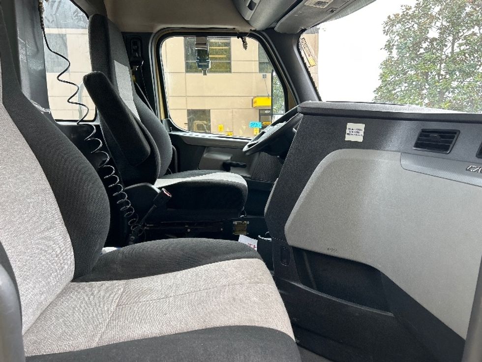 Day Cab Tractor-Heavy Duty Tractors-Freightliner-2019-T11664ST-Delta-BC-344,970\n\t\tkm-$ 63,000 - Image 14