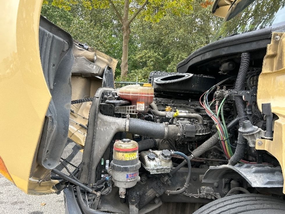 Day Cab Tractor-Heavy Duty Tractors-Freightliner-2019-T11664ST-Delta-BC-344,970\n\t\tkm-$ 63,000 - Image 16