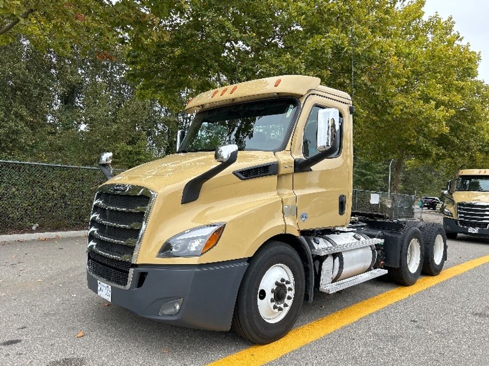 Day Cab Tractor-Heavy Duty Tractors-Freightliner-2019-T11664ST-Delta-BC-344,970\n\t\tkm-$ 63,000 - Image 3